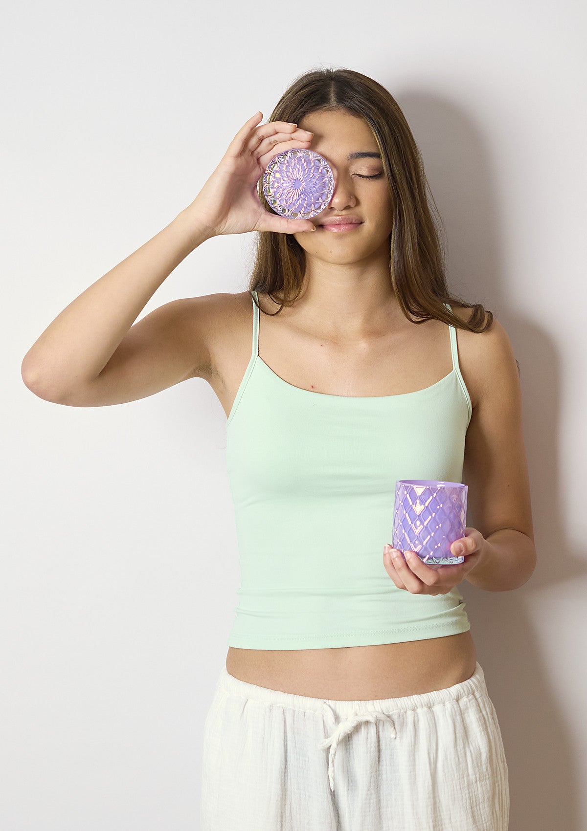 Model holding the AMARIS Lilac Luxe candle vessel