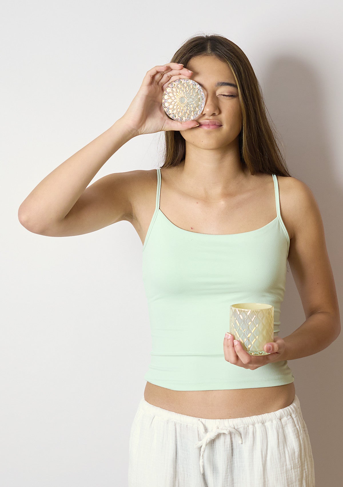 Model holding the AMARIS Tapioca Luxe candle vessel